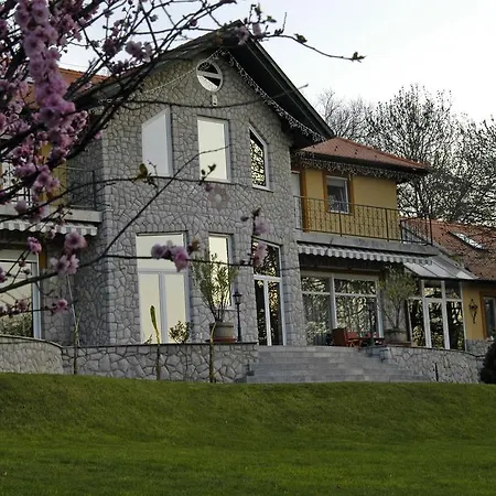 Apartament A Mecsek Gyoengye Apartmanhaz *